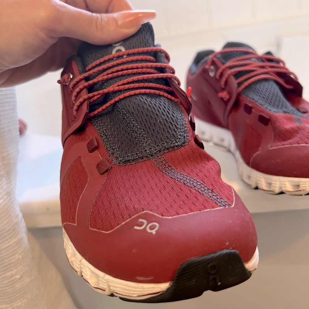 Woman’s 8.5 On Clouds (very good gently used condition)!!